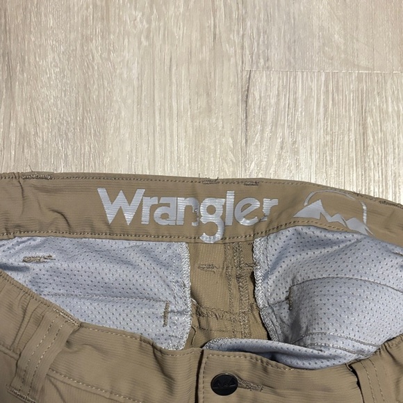 Wrangler Men's Brown Flat Front Shorts - Picture 3 of 4